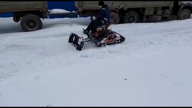 Расчистка снега отвалом на мотобуксировщике с гусеницами Крутец