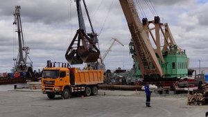 СРП выгрузка щебня с баржи.