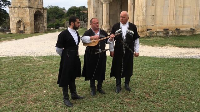 Georgian folk music at Bagrati Cathedral in Kutaisi, Georgia смотреть онлайн
