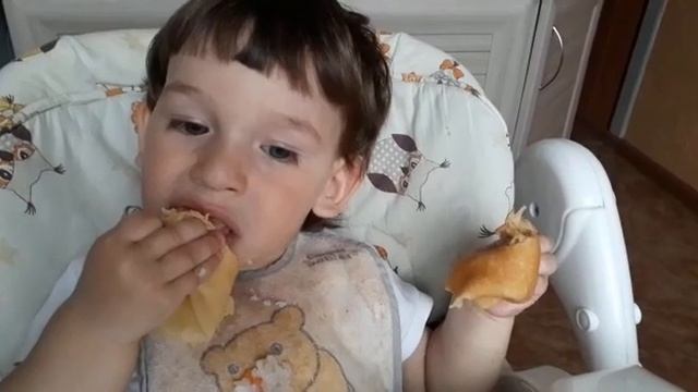 Как же я люблю мамины блинчики??? I love my mother's pancakes смотреть онлайн