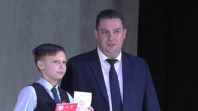 Сегодня во Владимире 34 юным жителям города торжественно вручили первые в жизни паспорта смотреть онлайн
