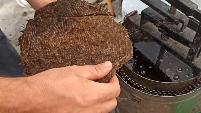 Вытопка воска. Перетопка воска 150 грам с рамки. Воскопрес кулакова