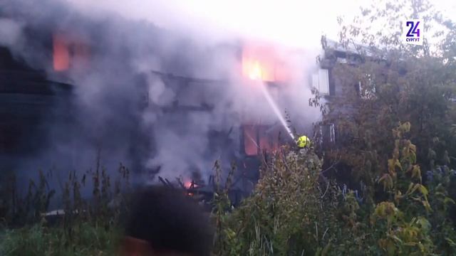 В Тюмени 100 спасателей тушили жилой дом смотреть онлайн