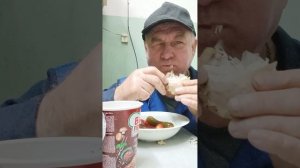 Ем на ужин лапшу со вкусом говядины  и   грибов, куриные бёдра и перчик ну и конечно огурчик.