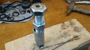 Вынимаем заклинивший ударный боек в перфораторе 2