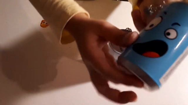 Аня Аняка размягчение шарикового пластилина и баночки-загадки смотреть онлайн