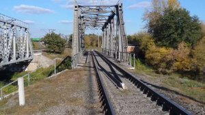 Зачем нужны два дополнительных рельса на Ж/Д мостах?