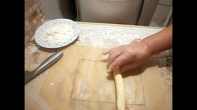 Вкусное сахарное печенье свернутое  трубочкой