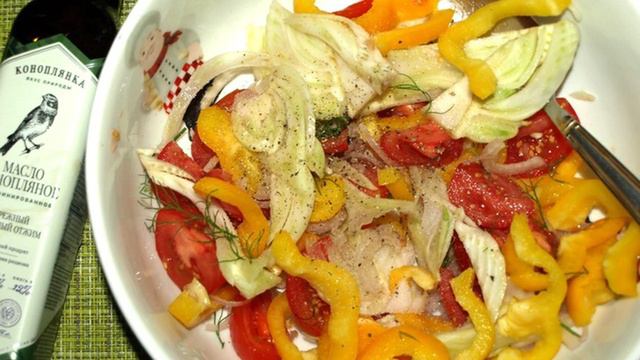 Салат с курицей, овощами и фенхелем