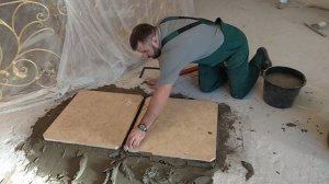 Начало укладки мраморного пола.