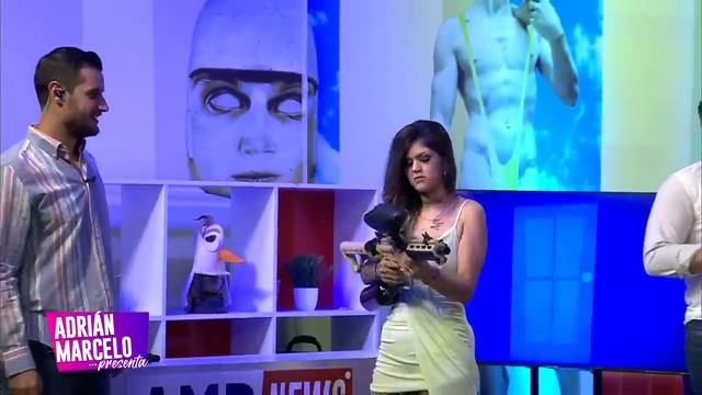 El apasionado beso de Marie Bachitas | Adrián Marcelo Presenta смотреть онлайн