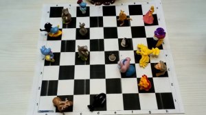 Игрушечные шашки с бегемотами