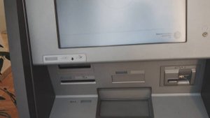 Размениваем роллы евро монет в автомате банка