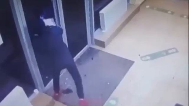 В Люберцах вор вскрыл банкомат, который оказался пустым.