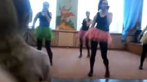 Красками разными белыми красными.