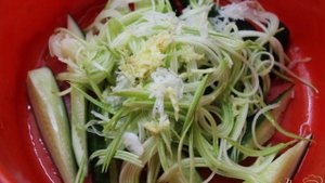 Маринованные огурцы с кабачками и имбирем по - корейски
