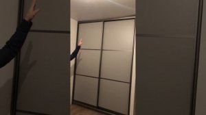 Встроенный шкаф купе  с натяжным потолком