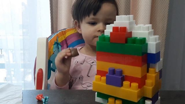 Открываем лего яйца ИГРУШКИ В ПЛАСТИЛИНЕ/ видео Сашунька Машпунька смотреть онлайн