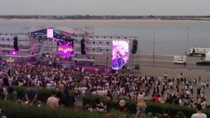 Парни разделись на сцене: Анет Сай нарушила запрет организаторов на фесте в Волгограде