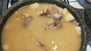 Картошка тушёная со свиными рёбрами.
