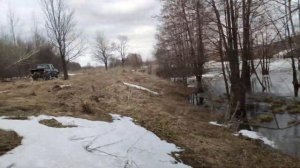 УАЗ патриот в грязи. Лесное озеро