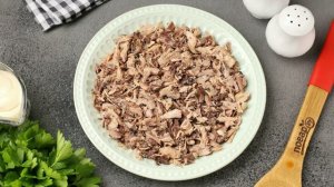 Слоёный салат с тунцом, помидорами, сыром и яйцами