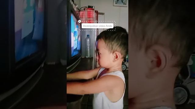 Anak kecil mainan sambil musikan