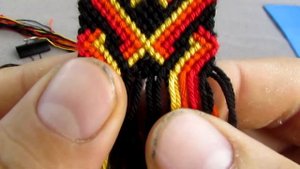 Как закончить фенечку одной, двумя конфетками? Как закончить коврик и фень прямым плетение ?