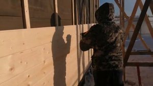 Монтаж  имитации бруса шпилькозабивным пистолетом DeWalt на аккумуляторе