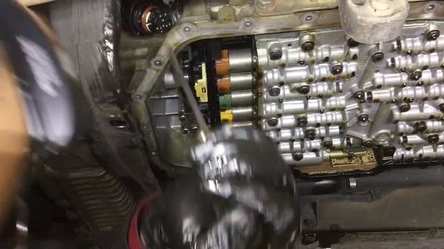 How to remove a valve body less than 20 degrees for BMW E70 2009 6HP 21 смотреть онлайн