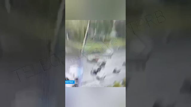 Появилось видео момента аварии на проспекте Октября в Уфе, где молодой водитель вылетел на газон
