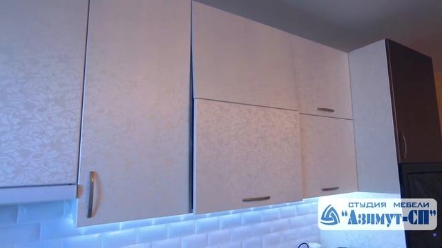 Бело - Серая кухня с каменной столешницей и литой раковиной смотреть онлайн