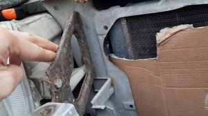 плохо грееться машина зимой. исправили ситуацию)) закрываем радиатор картоном.