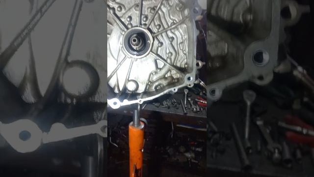 Хонда фрид.замена сальника коленвала задний.замена насоса кондиционера. смотреть онлайн