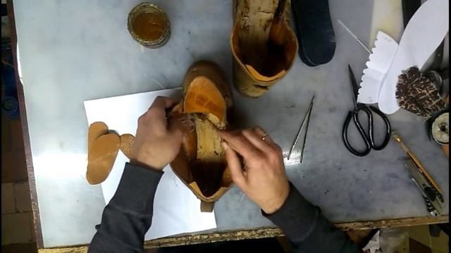 Воскрешаем старую обувь. Задники, карманы, латки, подклейка, стельки. смотреть онлайн