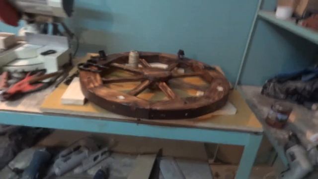 Люстра в виде колеса от старой телеги, Своими руками часть 2 смотреть онлайн