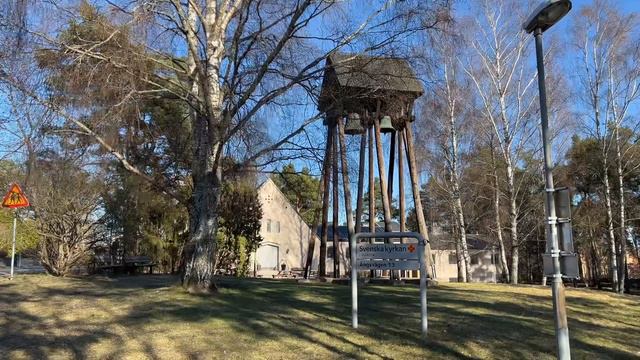 En promenad i en kyrkpark i Märsta med undertexter