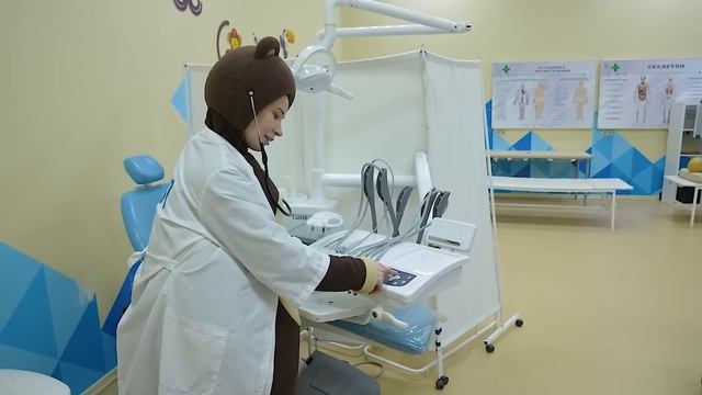 Играем в доктора с Медведем в городе профессий Кидбург