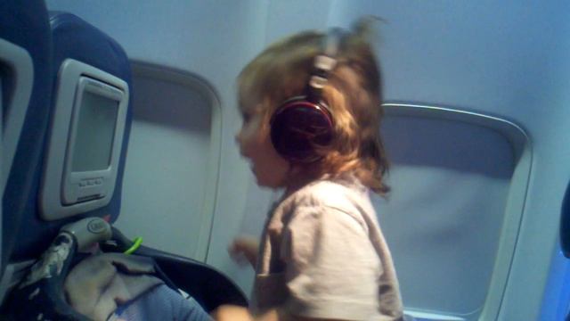 1 Yr Old Chaim Listening to ATH-ESW10JPN Headphones смотреть онлайн