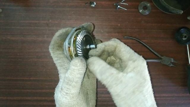 На болгарке съело шестерни. Замена редуктора. Ремонт болгарки Stern смотреть онлайн