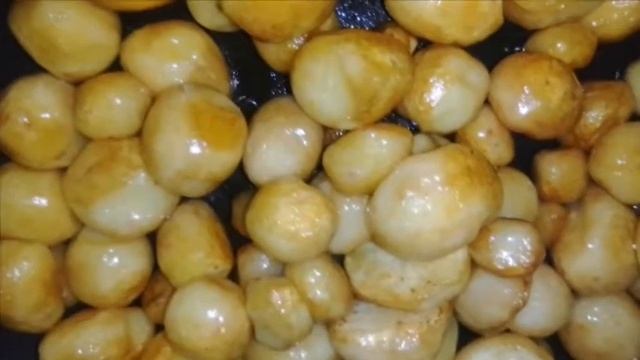 Молодая жареная картошка на сковороде