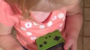 Маленькая девочка пробует играть в Game Boy