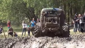 Гонки грузовиков по грязи и бездорожью зрители в грязи! offroad truck