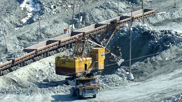 337-тонный карьерный экскаватор ЭКГ-8и, погрузка думпкаров