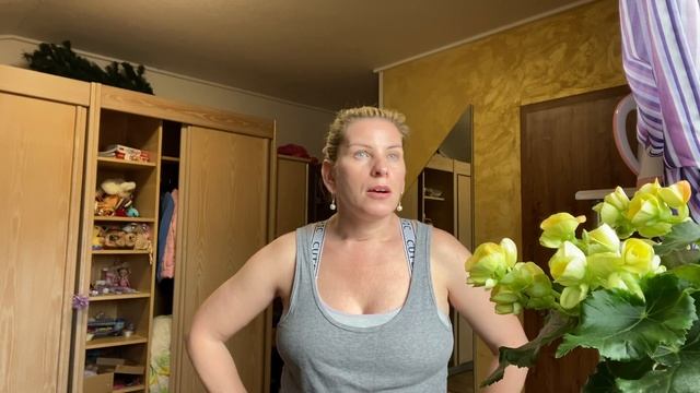 Украинцы из Мариуполя в Словакии. Появились свои: орхидея и миксер. Все будет отлично-нужно верить. смотреть онлайн