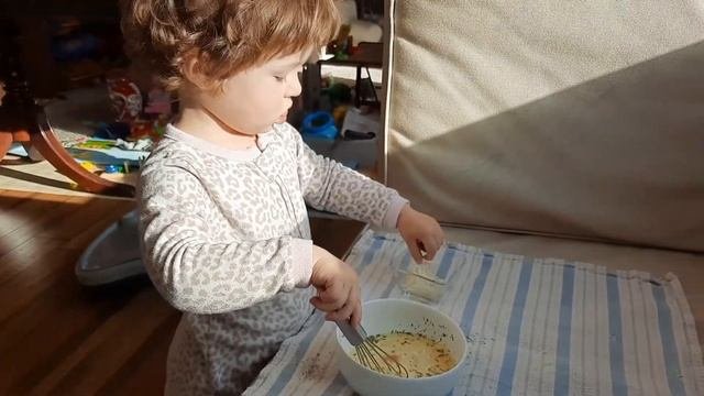 Ребёнок 2 года готовит завтрак