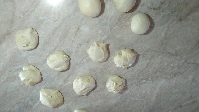 Пышные сдобные булочки тесто как пух....очень мягкие...сладкие.