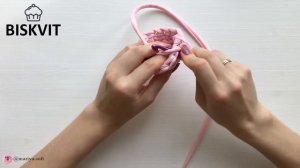 Подставка-кролик под пасхальное яйцо крючком из трикотажной пряжи