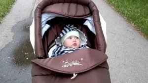 малыш гулит на прогулке