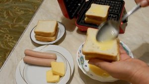Бутерброд на завтрак с сосисками ЭЛЕКТРОВАФЕЛЬНИЦА GFW 015 Waffle